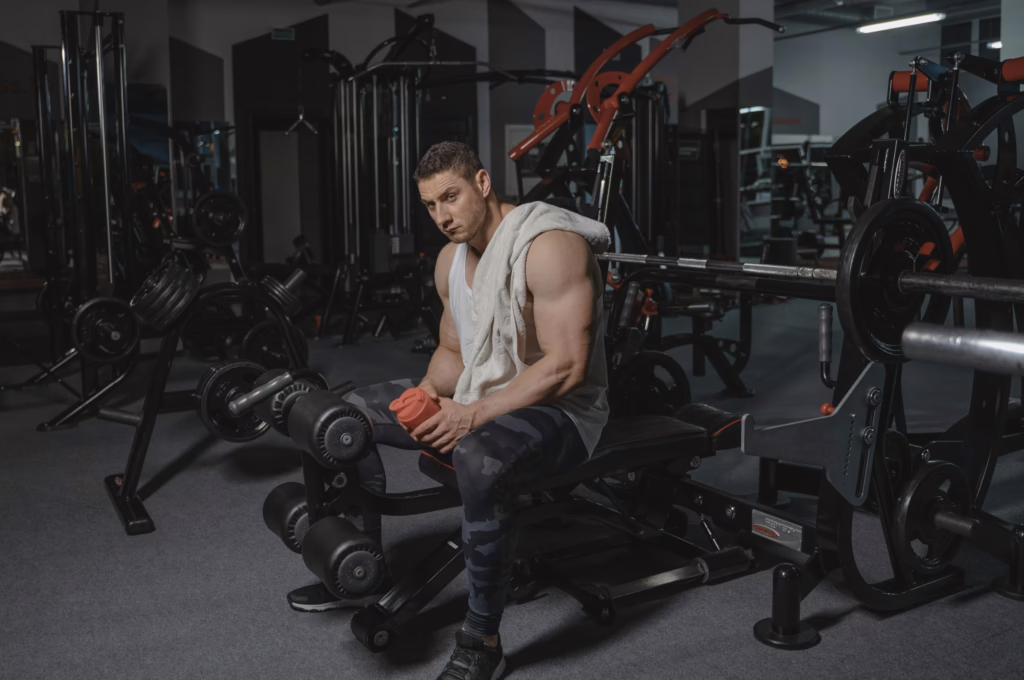 Aminosäuren, Kreatin und Proteinpulver nebeneinander